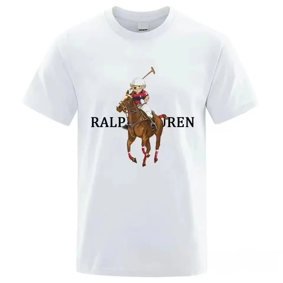 Polo Shirt Equestrian - 2026年版、黒地に刺繍が施された乗馬用Tシャツ。テディベアが馬に乗ったポロシャツのデザイン。ヴィンテージ風のプレッピーなカジュアルコットンTシャツ。